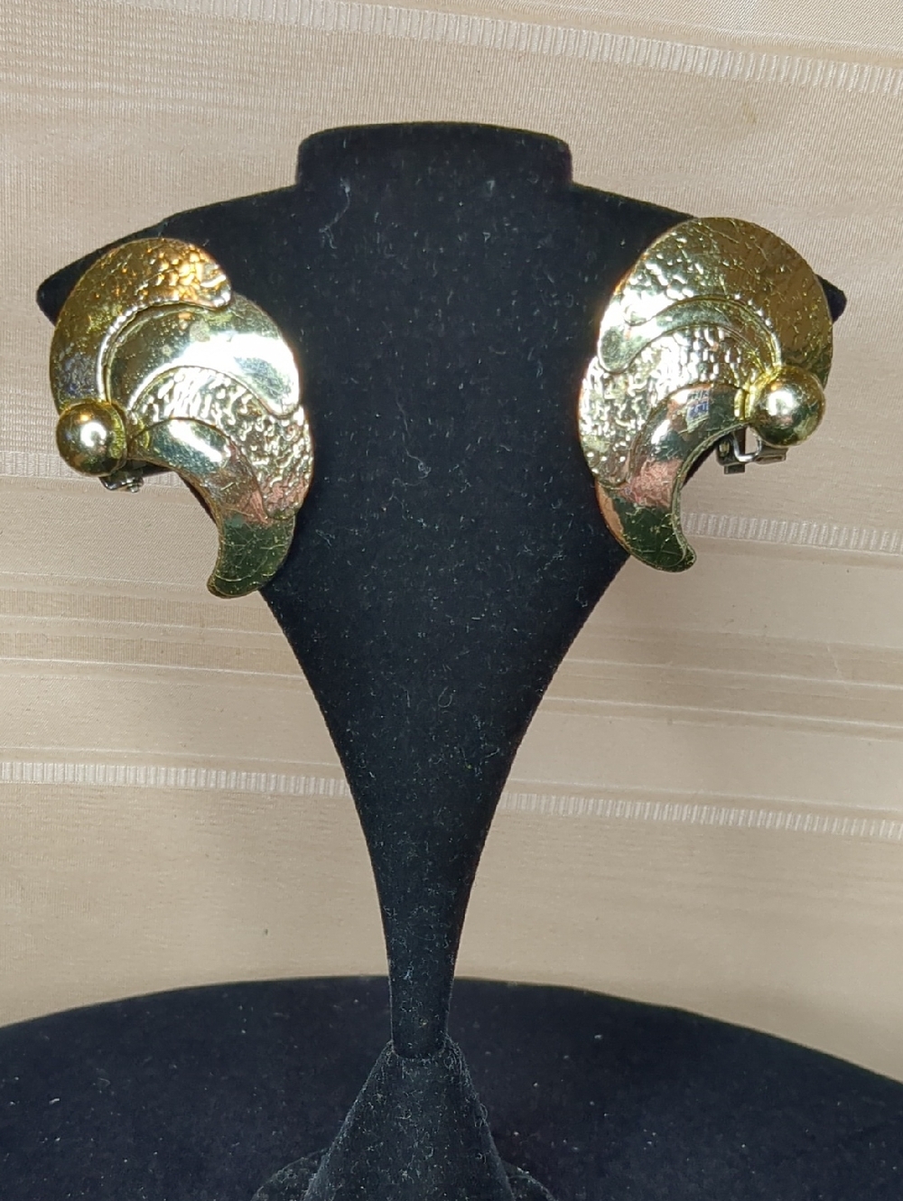Vintage 80s Gold Tone Fan Earrings Metal Sea Shell Style Clip-on